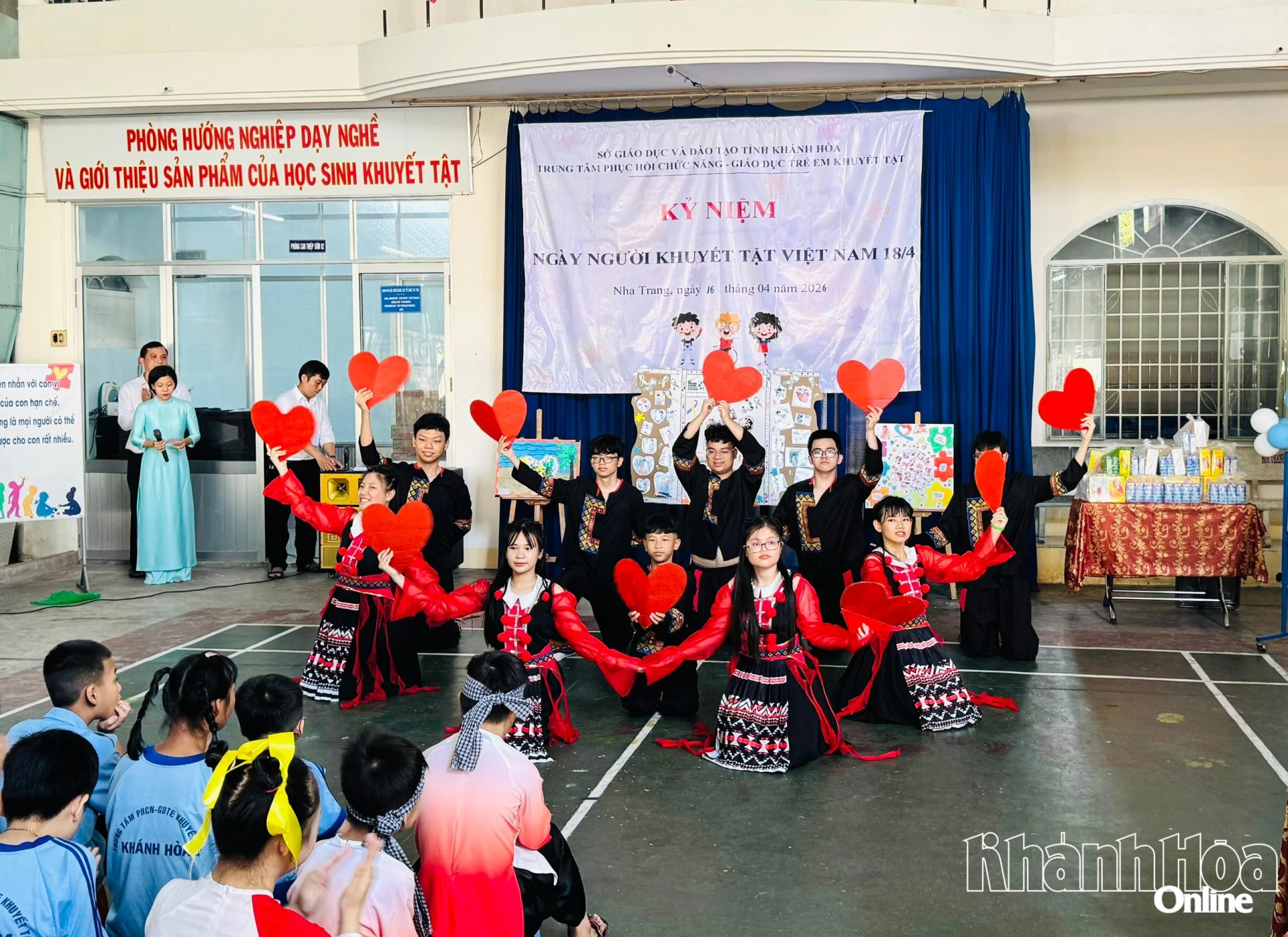 Các học sinh tại Trung tâm Phục hồi chức năng - Giáo dục trẻ khuyết tật biểu diễn văn nghệ tại chương trình