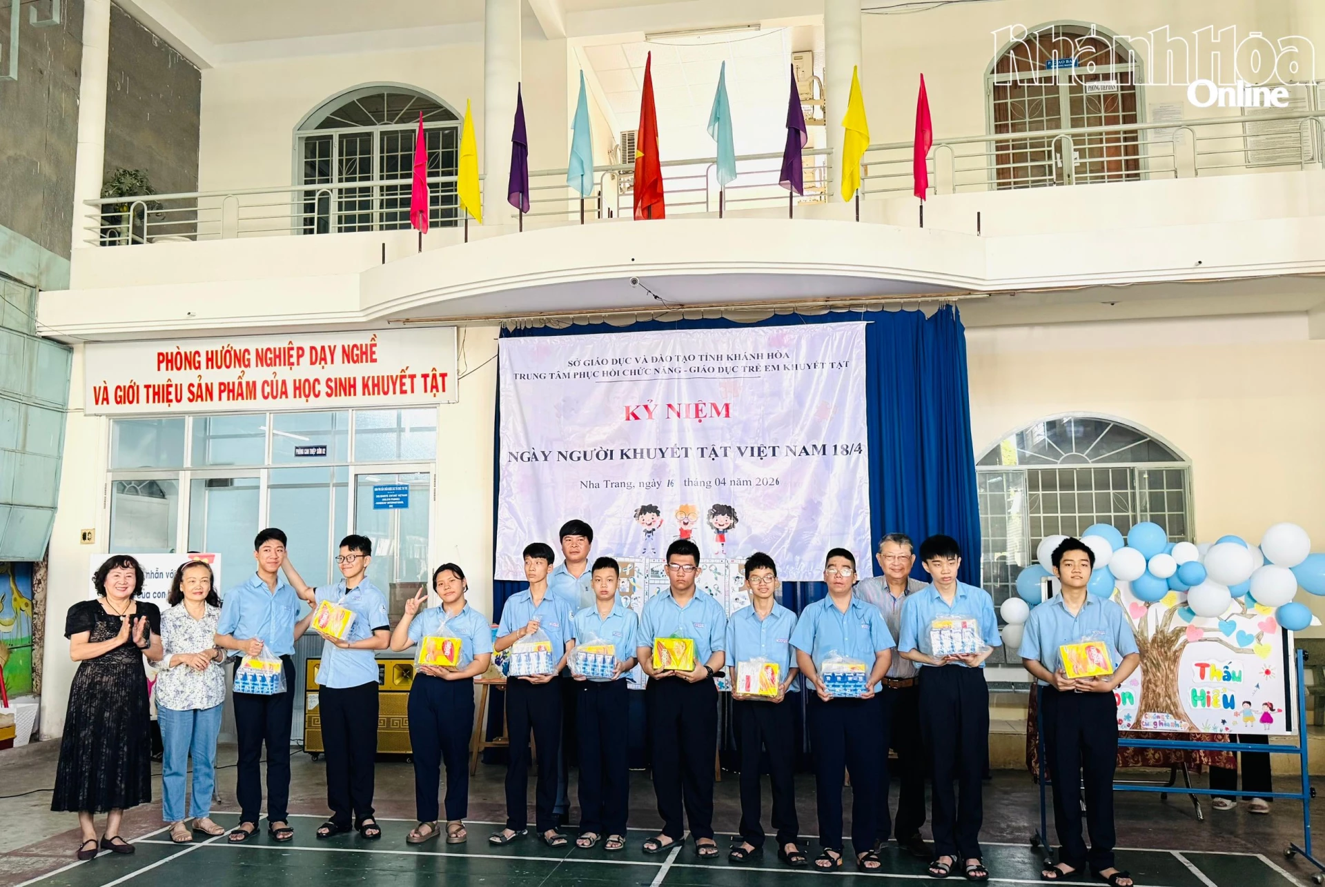 Các học sinh nhận được phần quà tại chương trình