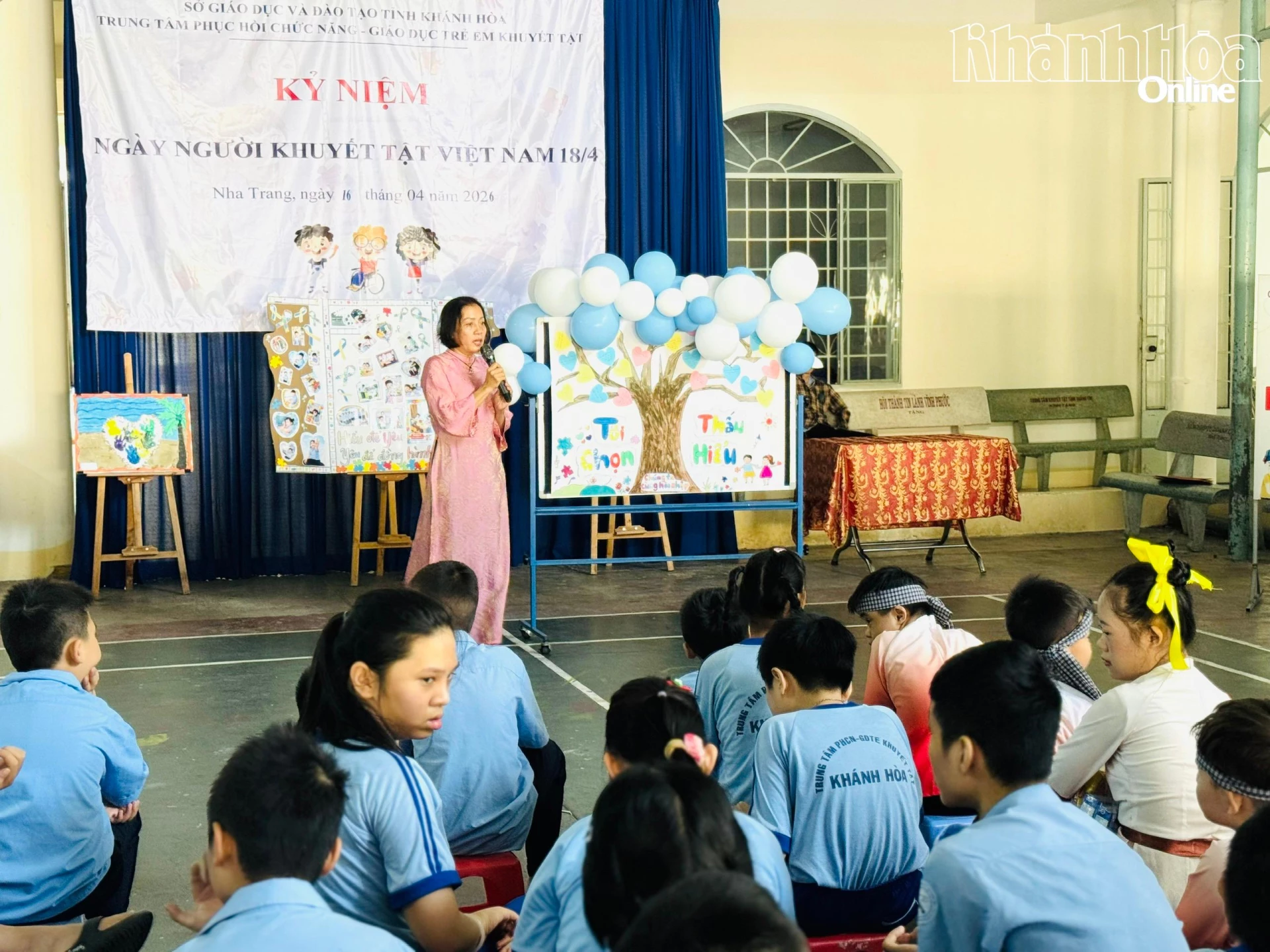 Lãnh đạo Trung tâm Phục hồi chức năng - Giáo dục trẻ em khuyết tật giới thiệu về các phương pháp tiếp cận với trẻ khuyết tật trí tuệ