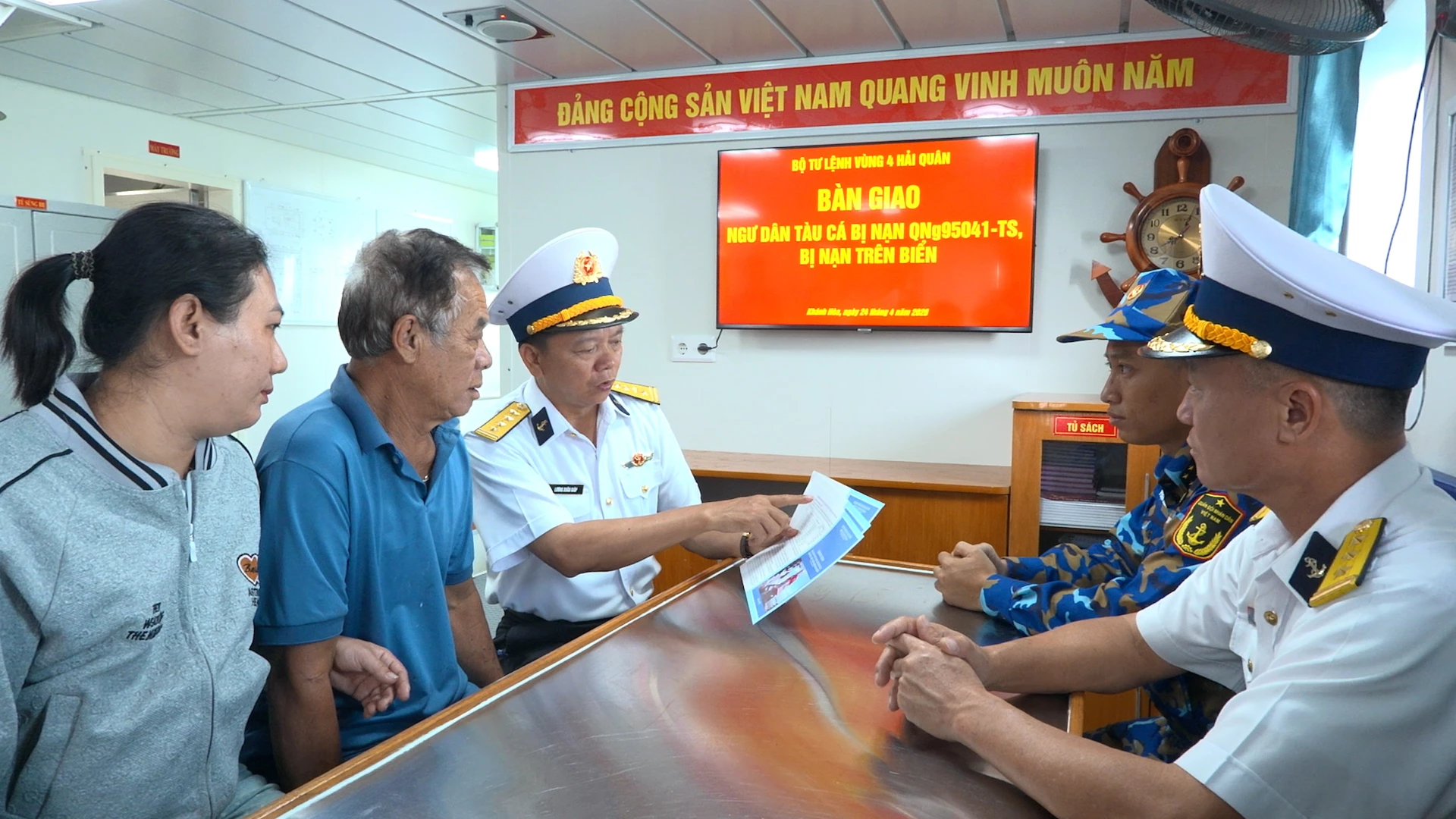 Lãnh đạo Vùng 4 Hải quân bàn giao ngư dân cho gia đình.