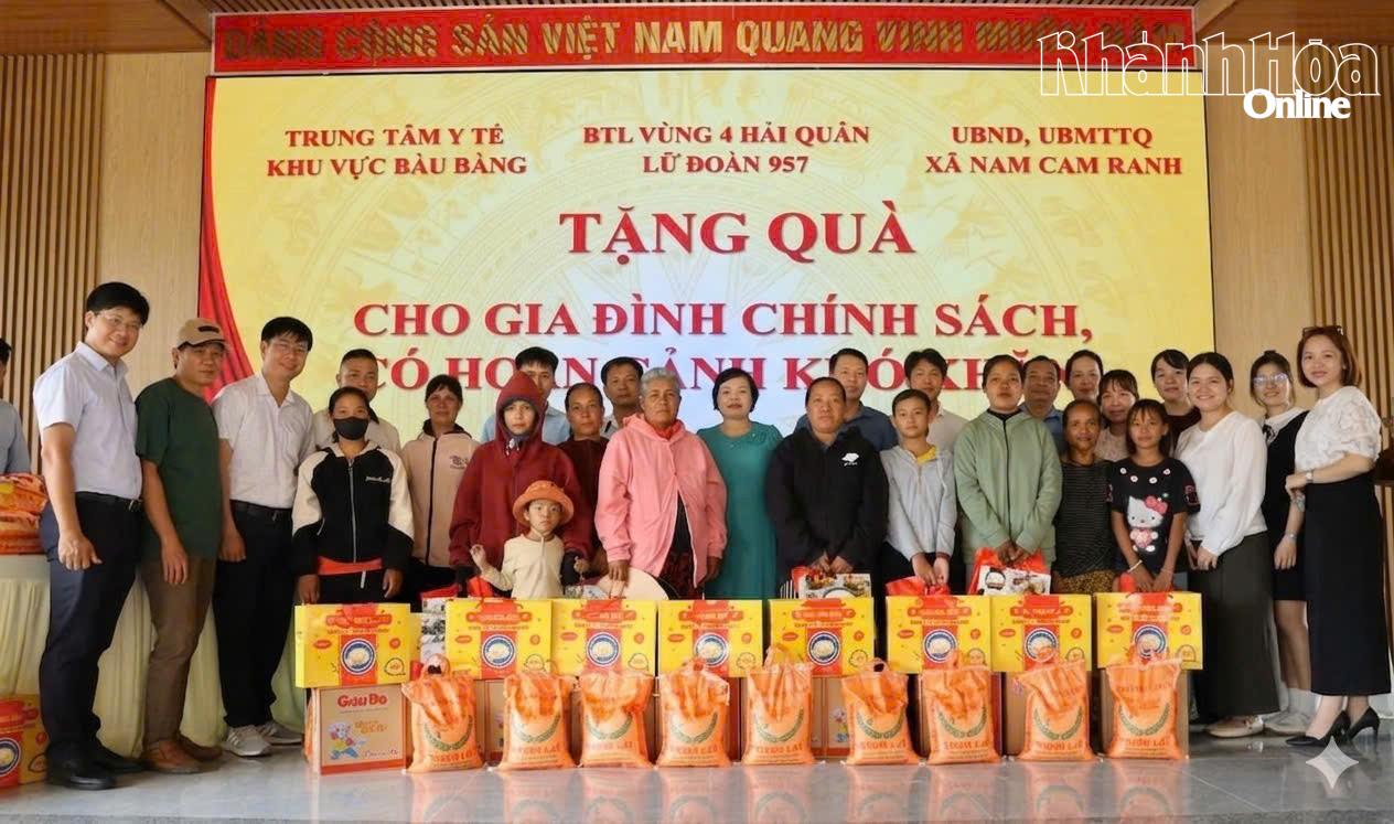 Lữ đoàn 957 phối hợp tặng quà cho 50 gia đình chính sách xã Nam Cam Ranh