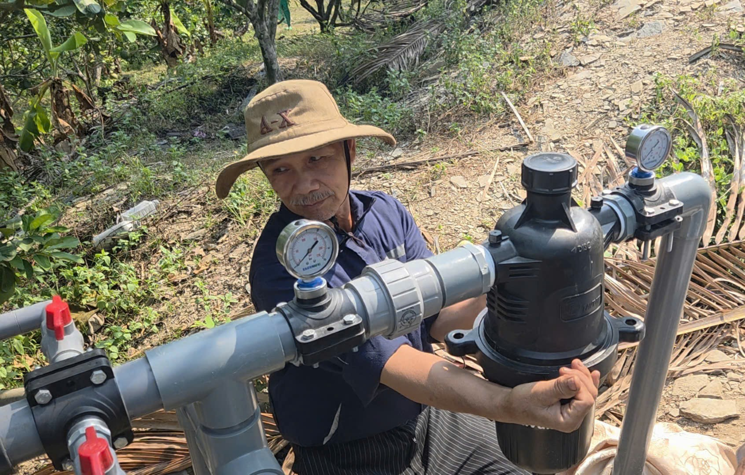 Người dân vận hành hệ thống tưới.