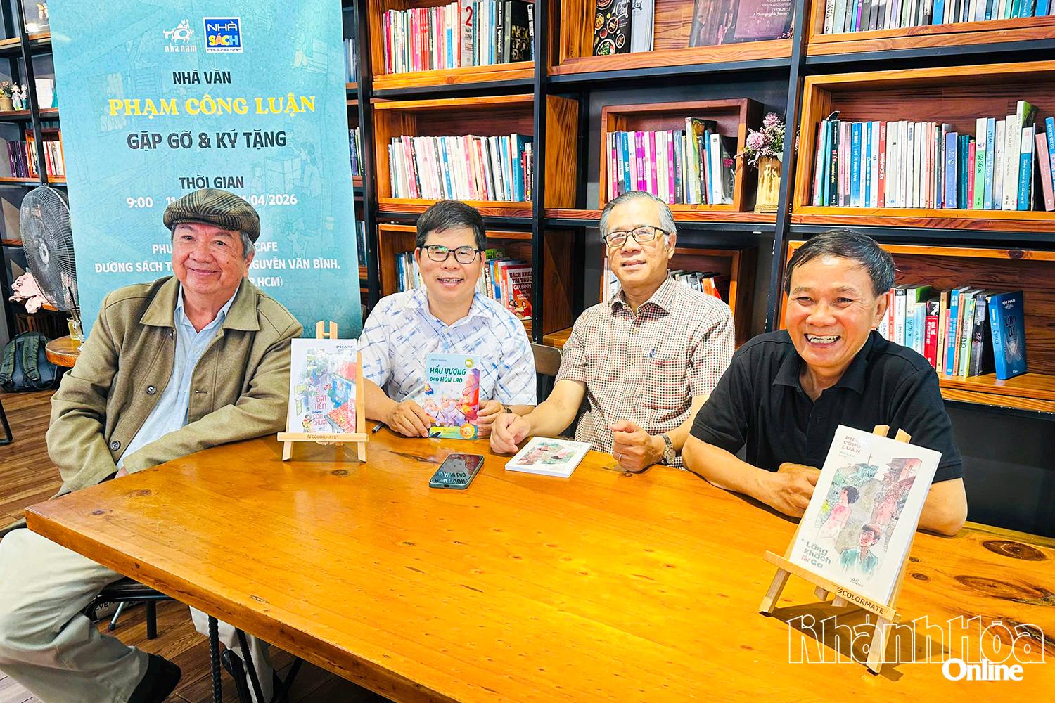 Nhà văn Phạm Công Luận (thứ 2 từ phải qua) ký tặng sách.