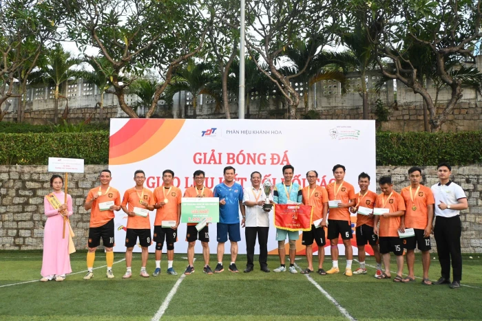 Phân hiệu Trường Đại học Tôn Đức Thắng tại Khánh Hòa tổ chức Giải bóng đá Giao lưu - kết nối