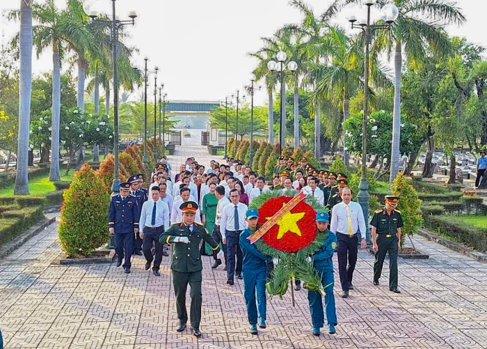 Các xã, phường khu vực Ninh Hòa viếng Nghĩa trang Liệt sỹ Ninh Hòa - Vạn Ninh