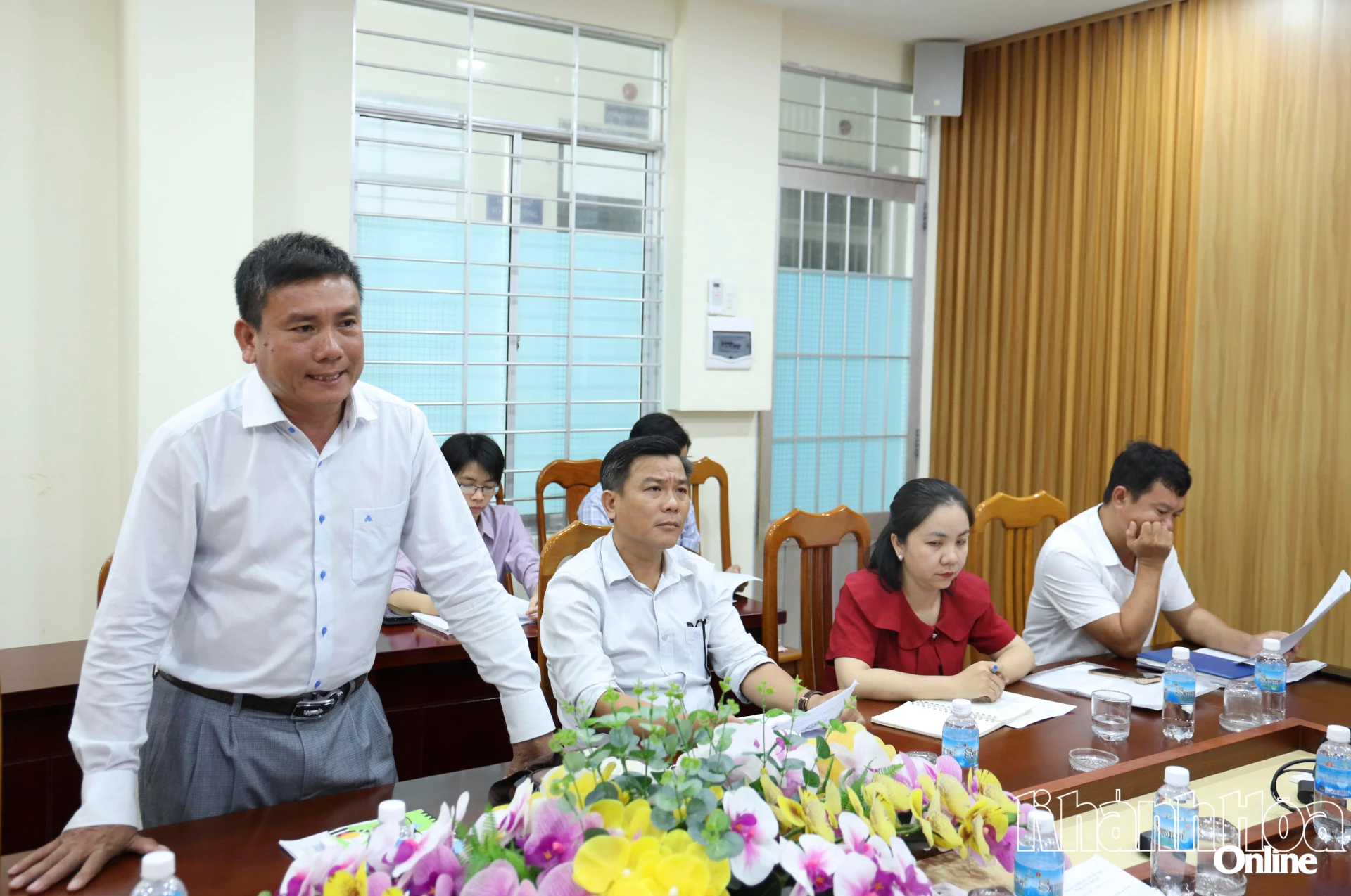 Lãnh đạo UBND xã Vạn Thắng báo cáo một số khó khăn, vướng mắc tại cuộc họp.