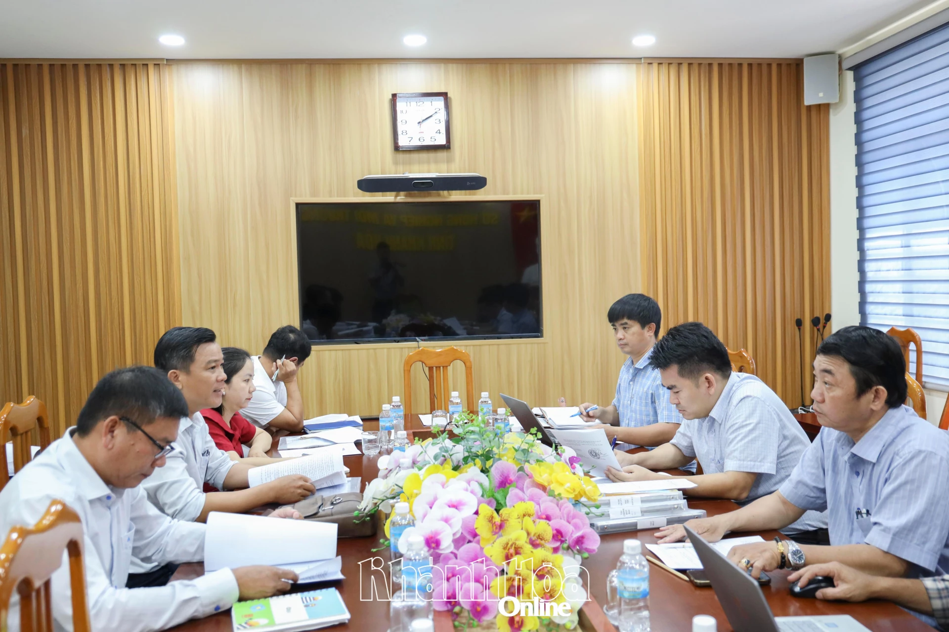 Quang cảnh cuộc làm việc.