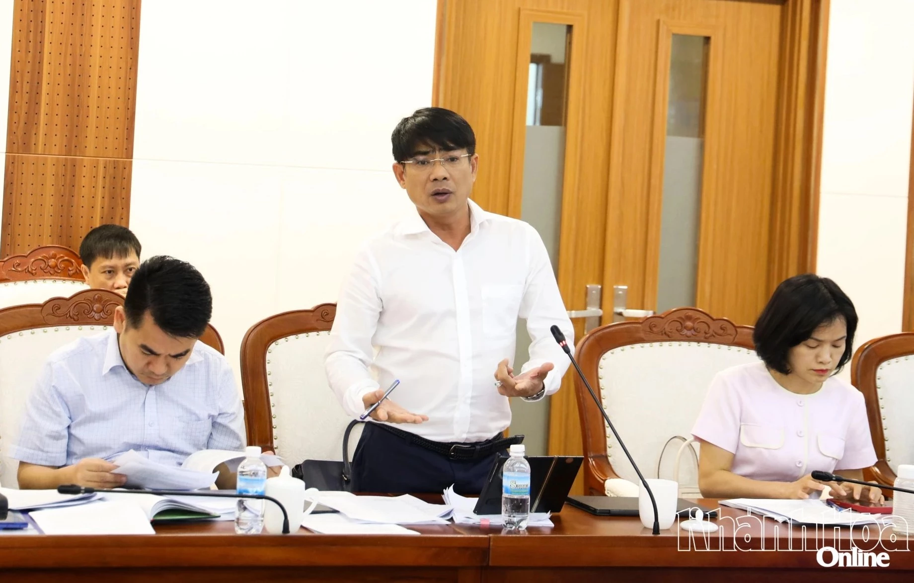 Ông Trần Xuân Tây - Chủ tịch UBND phường Nha Trang báo cáo tại cuộc họp.