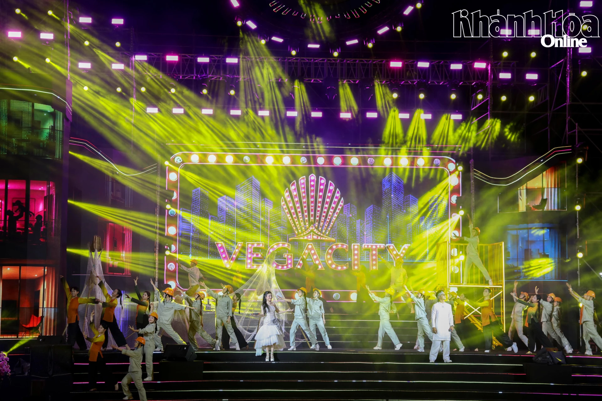 Một tiết mục sôi động tại lễ kỷ niệm.