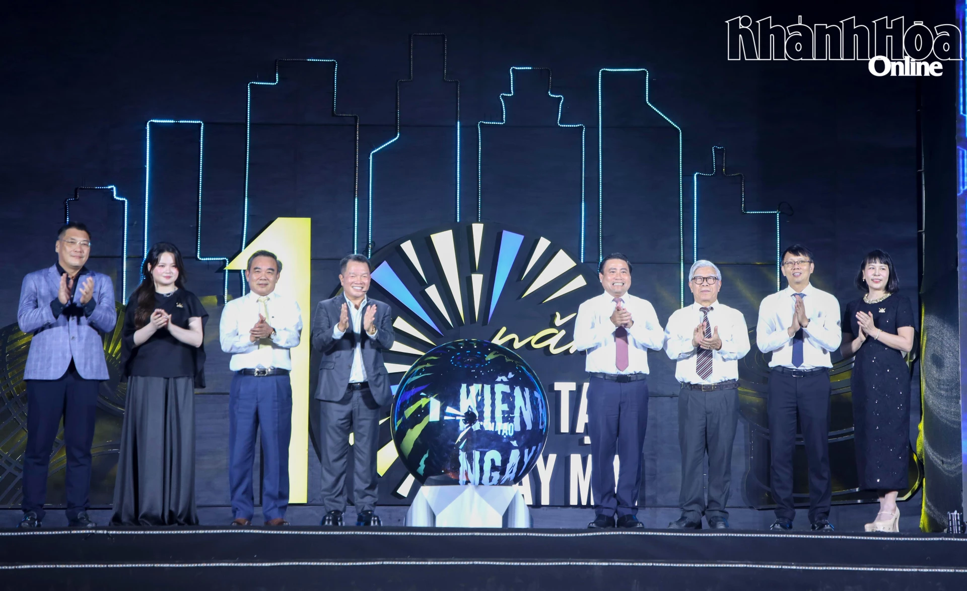 Các đại biểu chúc mừng sự thành công của KDI Group sau 10 năm thành lập.