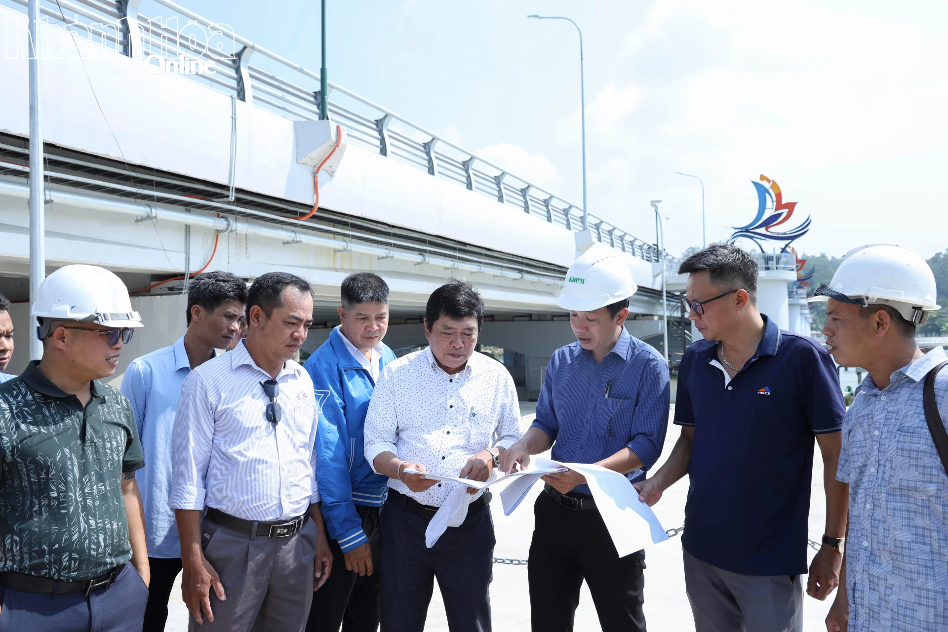 Các bên liên quan kiểm tra, nghiệm thu công trình Đập ngăn mặn trên sông Cái Nha Trang.