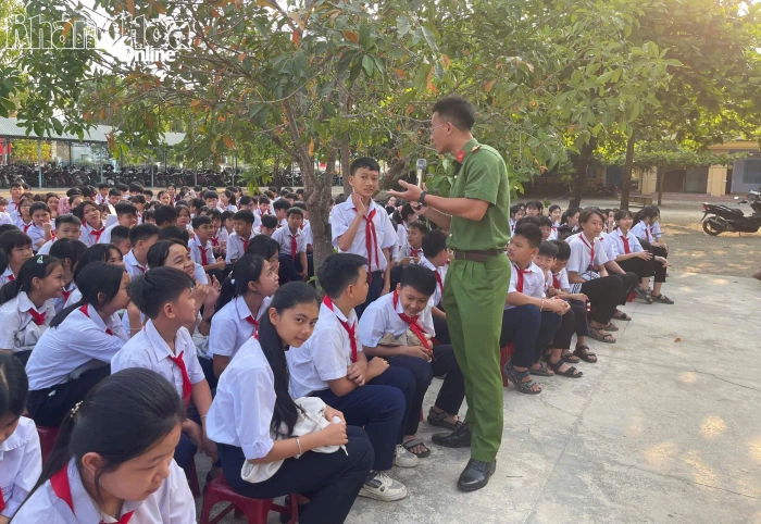 Hơn 400 giáo viên, học sinh tìm hiểu kỹ năng phòng cháy, chữa cháy