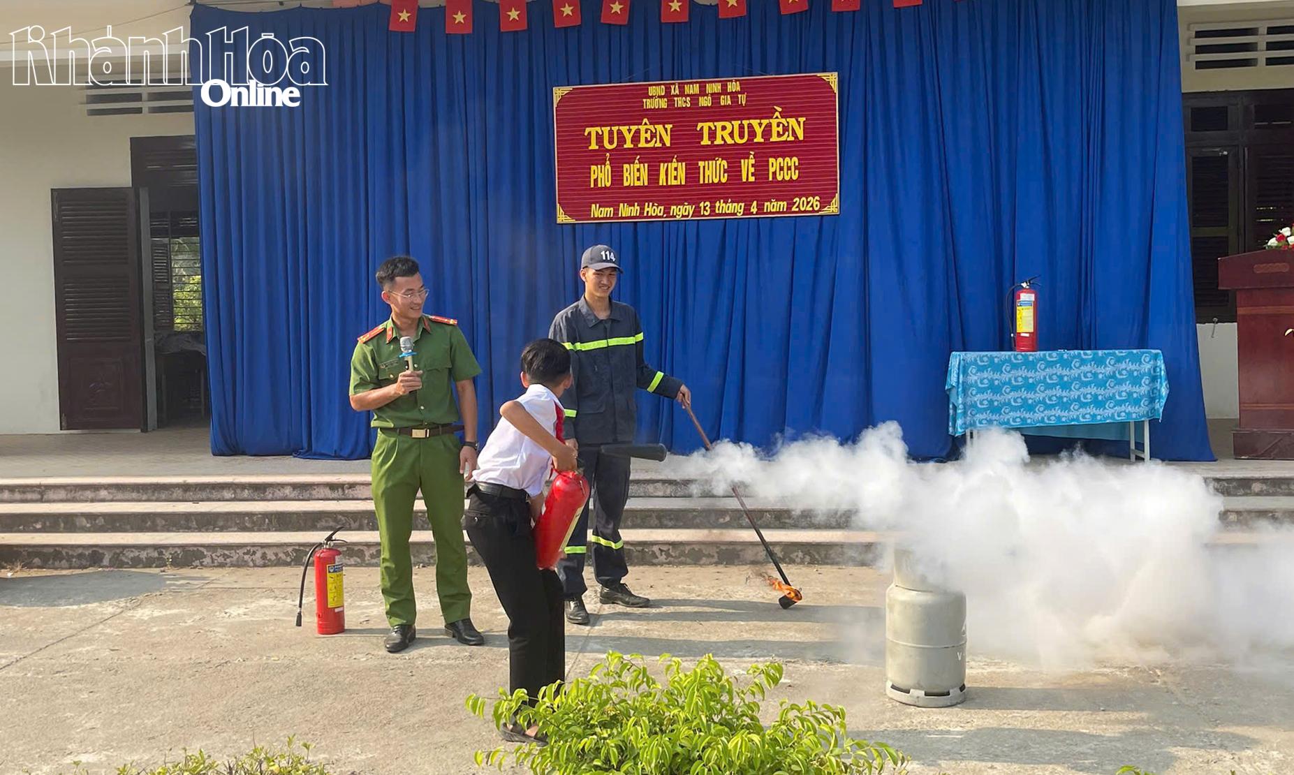 Các học sinh được trải nghiệm kỹ năng sử dụng bình chữa cháy xách tay dập tắt đám cháy.