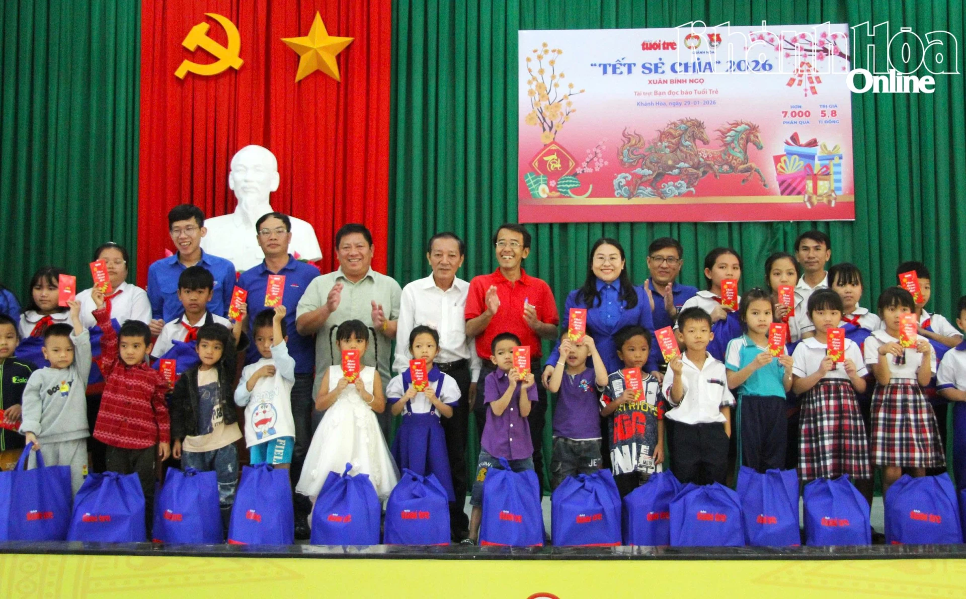 Mặt trận xã Ninh Phước phối hợp với Tỉnh đoàn và các đơn vị trao quà cho học sinh xã Ninh Phước.