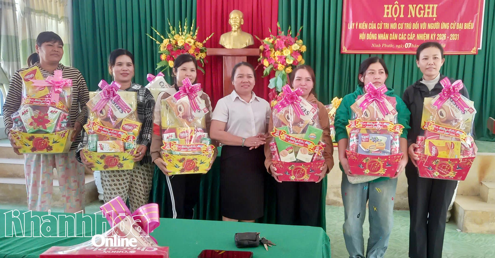 Lãnh đạo Hội Liên hiệp Phụ nữ xã Ninh Phước tặng quà cho hội viên, phụ nữ có hoàn cảnh khó khăn.