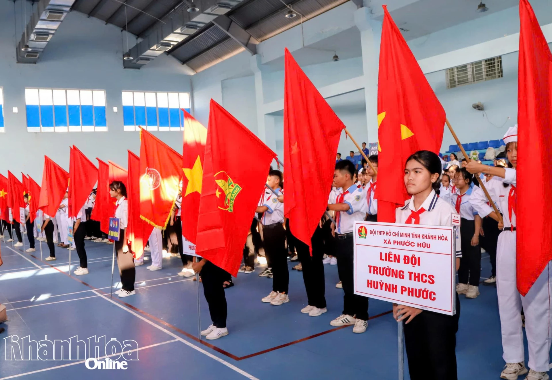 Các đội thực hiện nghi thức chào cờ.