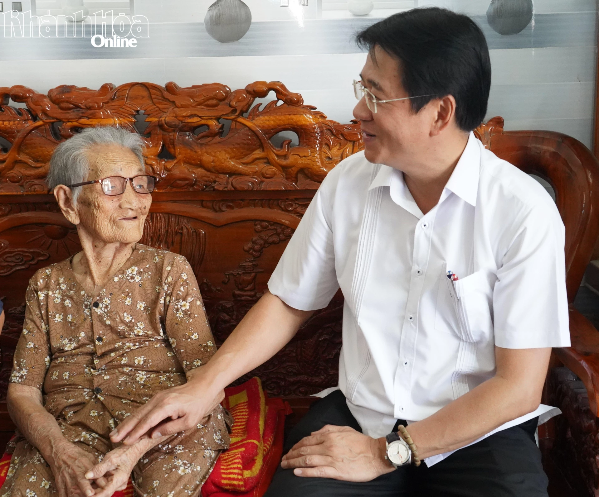 Phó Chủ tịch Nguyễn Long Biên thăm hỏi sức khoẻ, đời sống me Nguyễn Thị Thiểu.