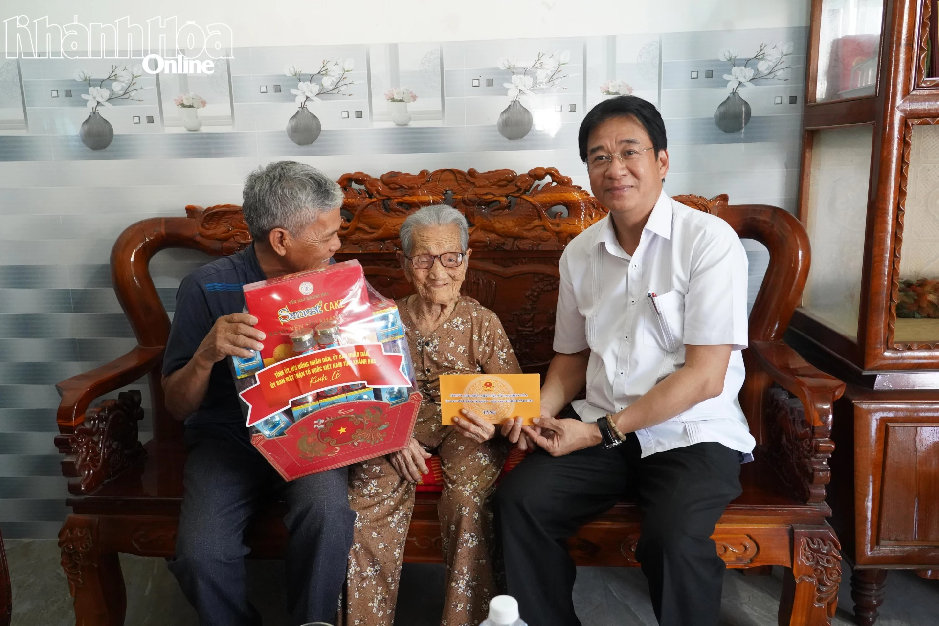 Phó Chủ tịch Thường trực UBND tỉnh Nguyễn Long Biên tặng quà tri ân mẹ Nguyễn Thị Thiểu.