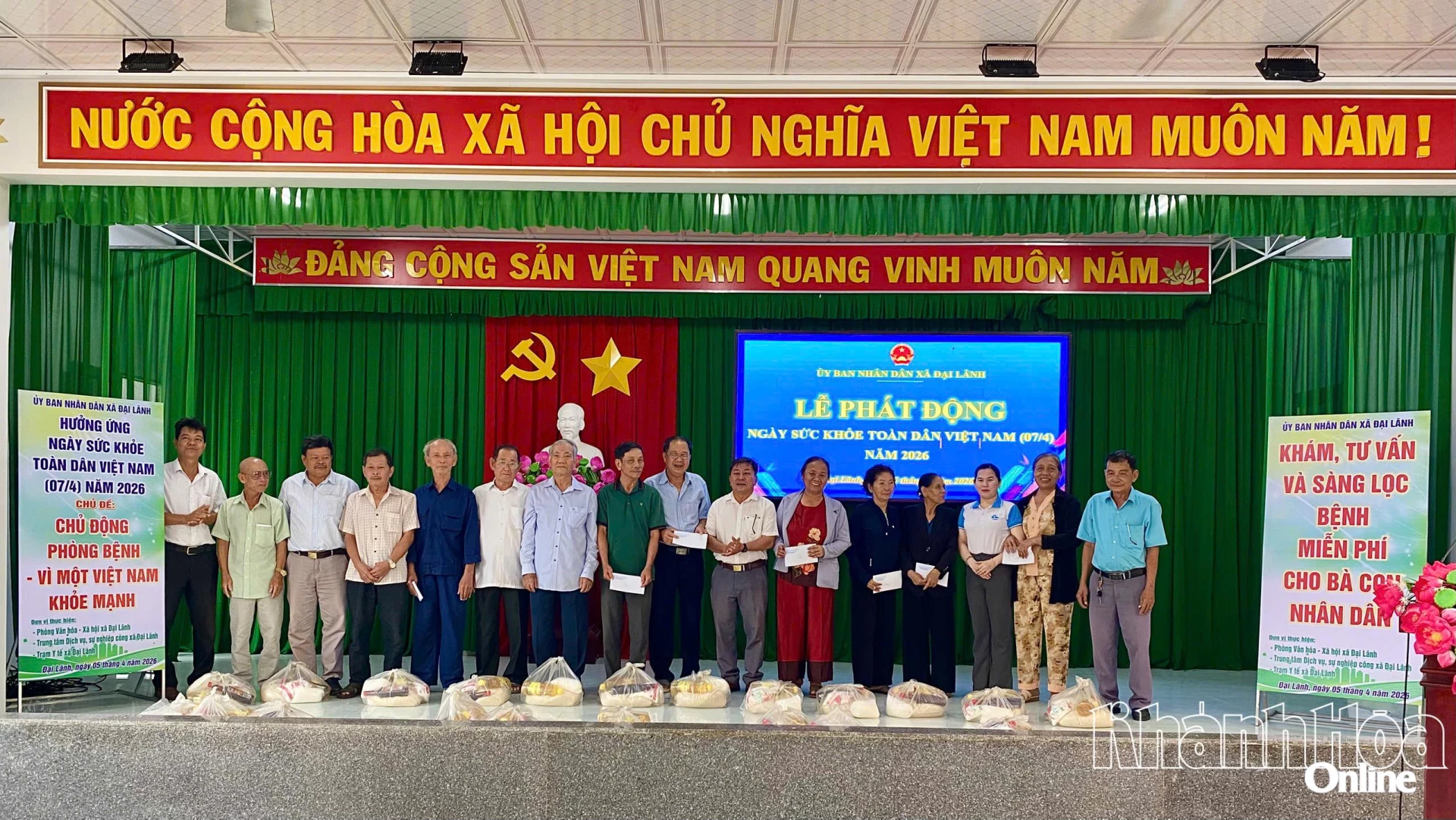 Tặng quà cho người dân.