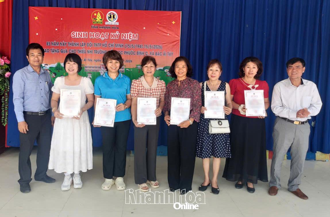 Lãnh đạo Nhà Văn hóa thiếu nhi Khánh Hòa - Cơ sở 2 và Trường Tiểu học Phước Bình C trao thư cảm ơn cho các nhà tài trợ.