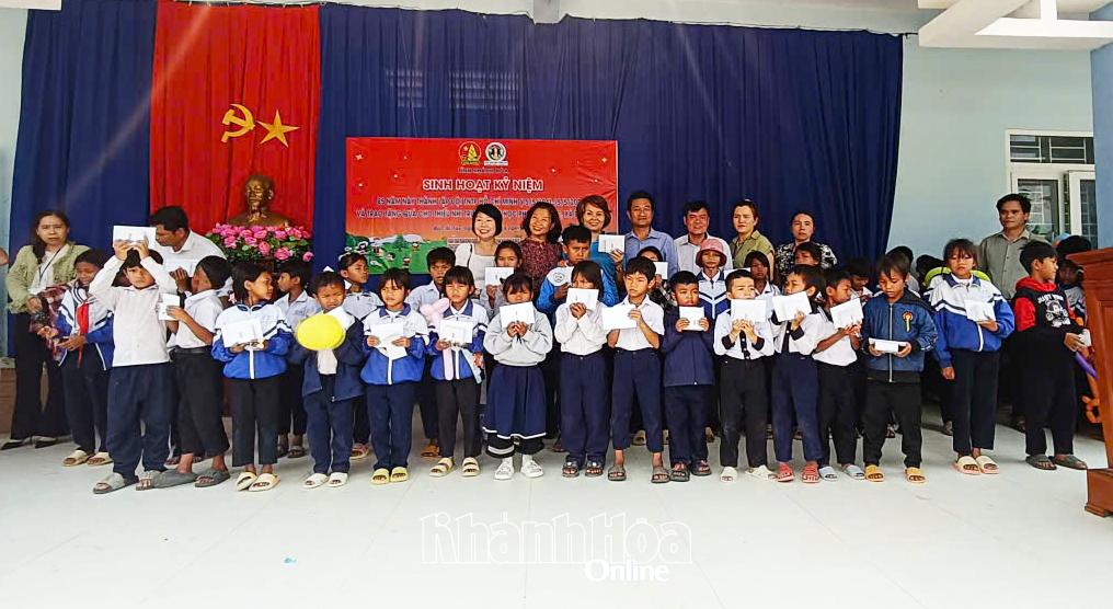 Ban tổ chức tặng quà cho đội viên, nhi đồng.