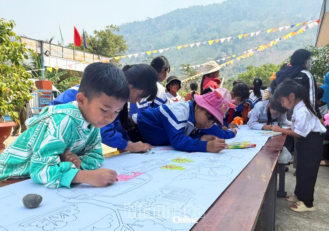 Các em đội viên, nhi đồng tham gia hoạt động vẽ tranh.