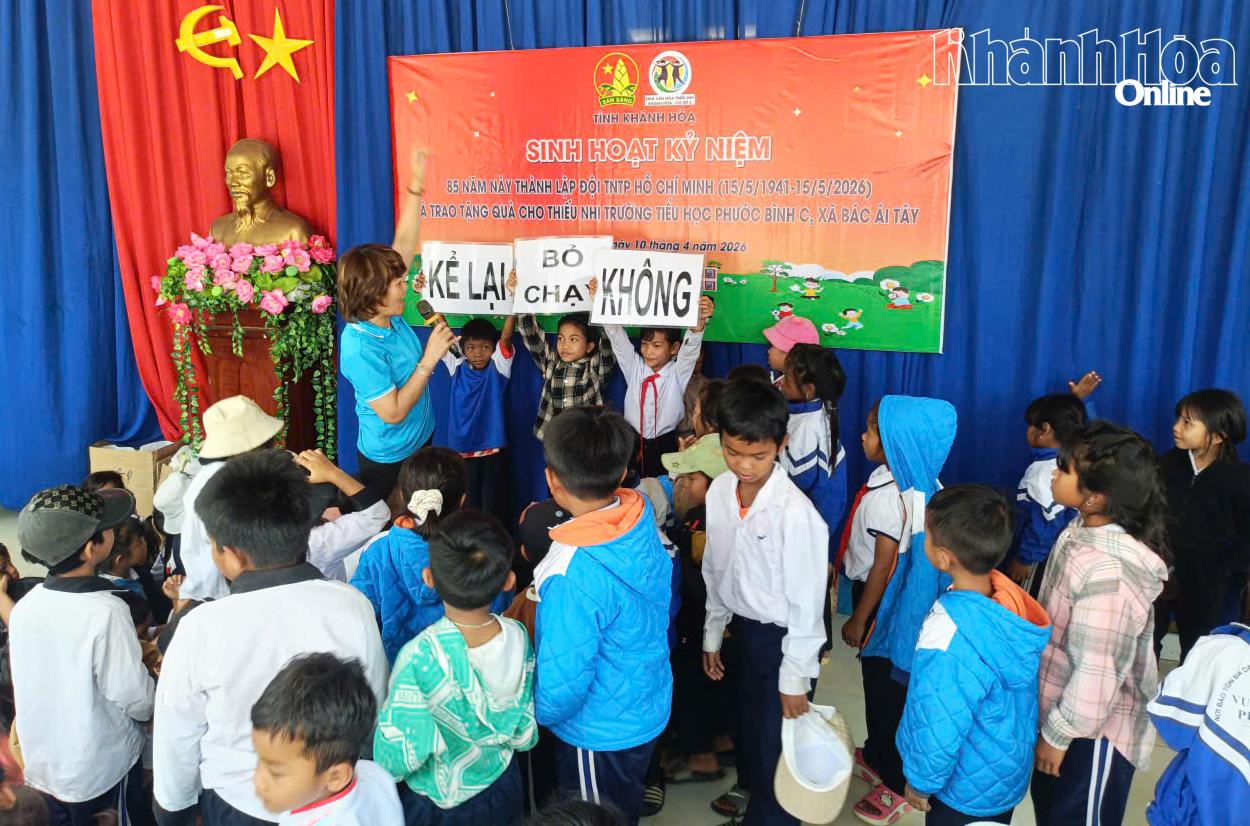 Ban tổ chức tập huấn chuyên đề về phòng, chống xâm hại, trang bị kỹ năng chăm sóc, bảo vệ bản thân cho đội viên, nhi đồng.