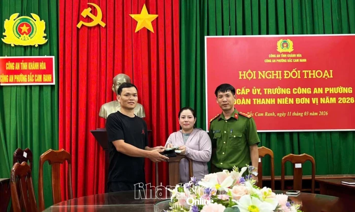 Công an phường Bắc Cam Ranh hỗ trợ người dân trao lại hơn 20 triệu đồng cho người đánh rơi