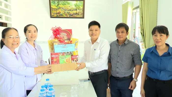 Lãnh đạo xã Cam Lâm thăm, tặng quà 3 cơ sở bảo trợ xã hội