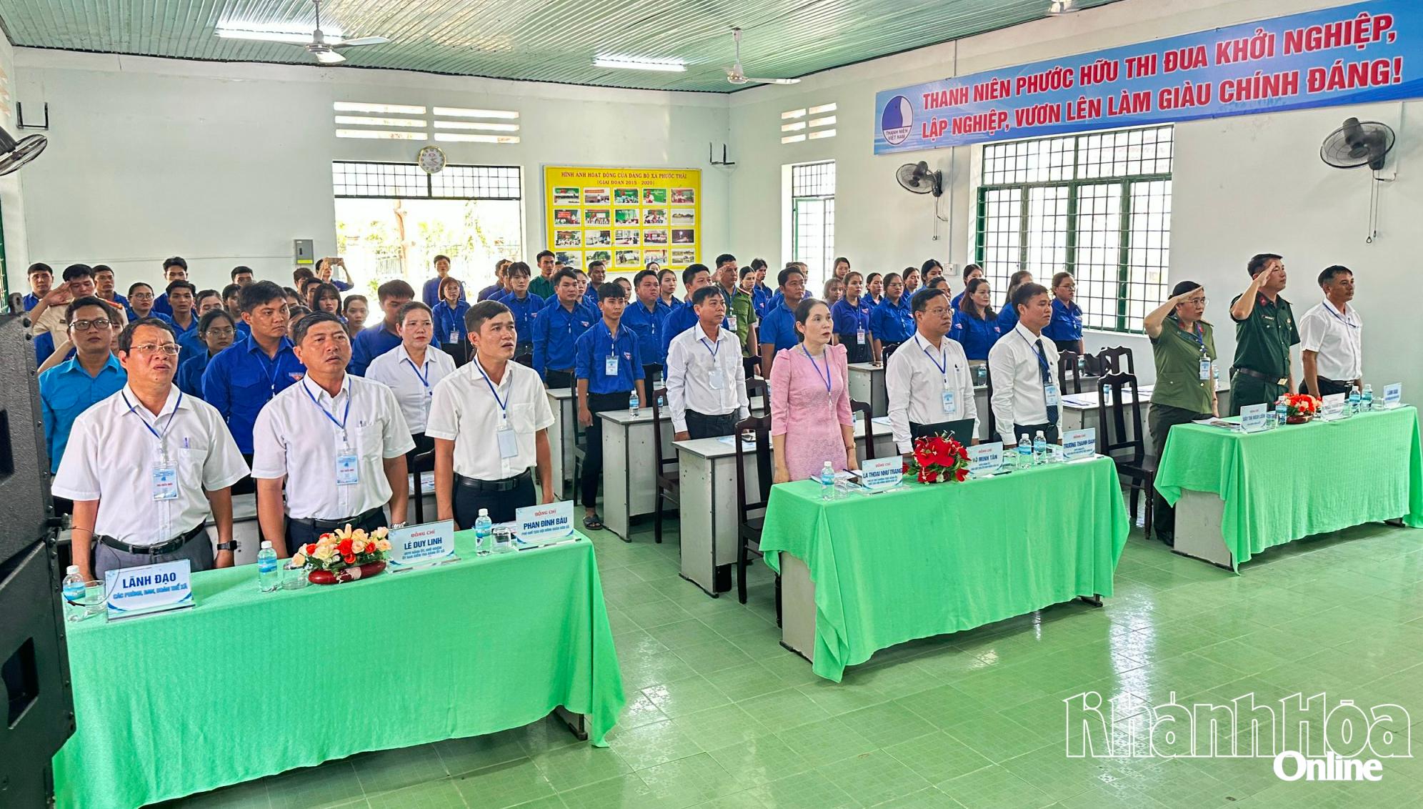 Các đại biểu thực hiện nghi thức chào cờ.