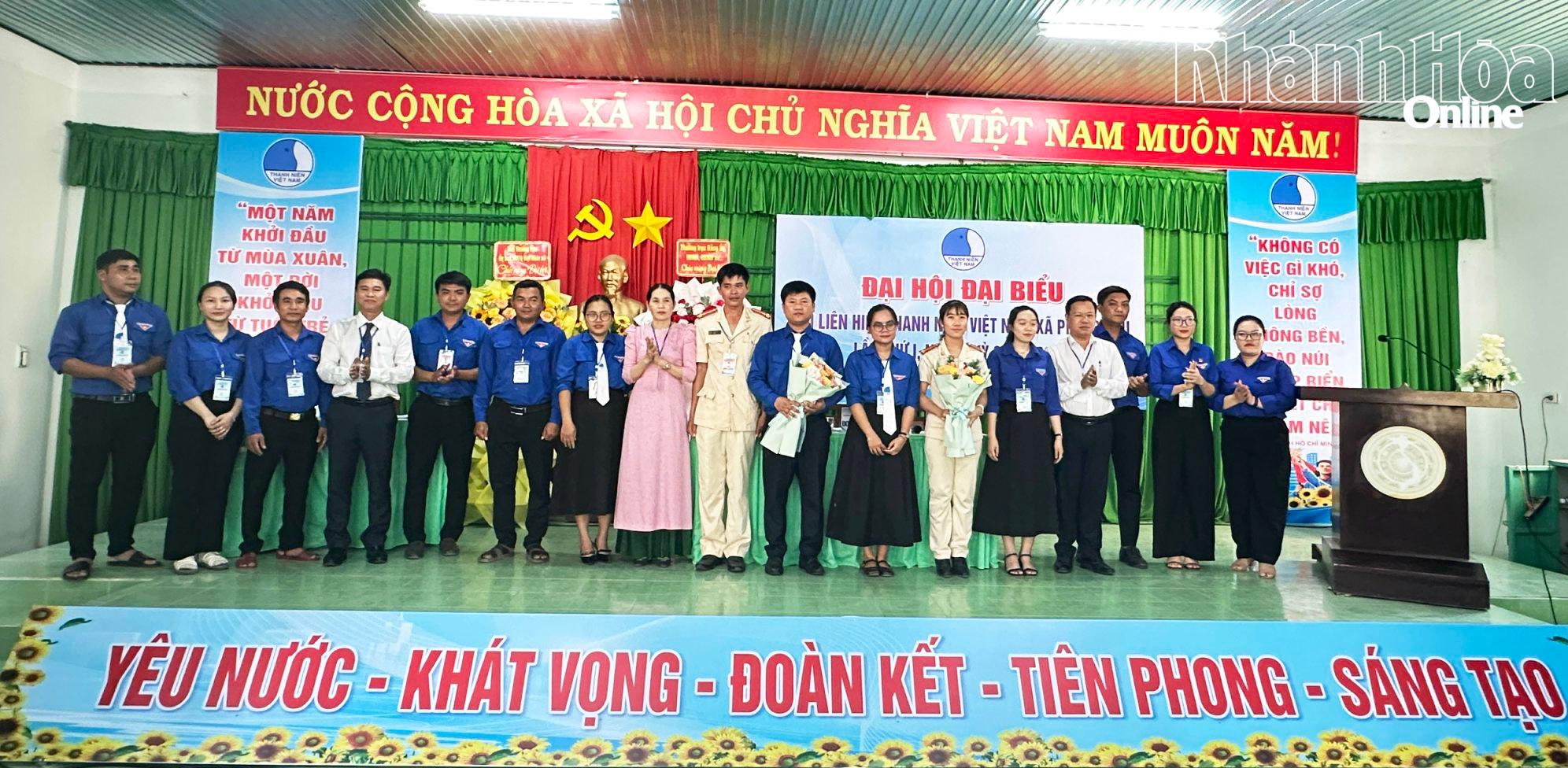 Lãnh đạo xã Phước Hữu tặng hoa chúc mừng Ủy ban Hội Liên hiệp Thanh niên Việt Nam xã Phước Hữu khóa I.