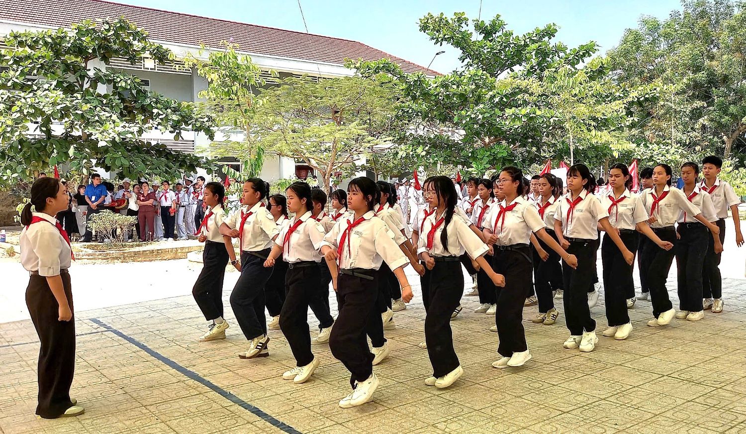 Một đội thực hiện phần thi đội hình hàng dọc và động tác di động.