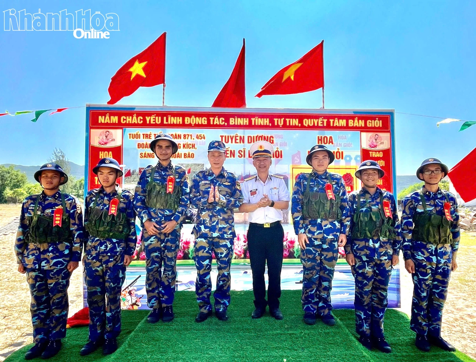 Phó Tham mưu trưởng Vùng và Chính uỷ Lữ đoàn trao hoa bắn giỏi cho các chiến sĩ mới