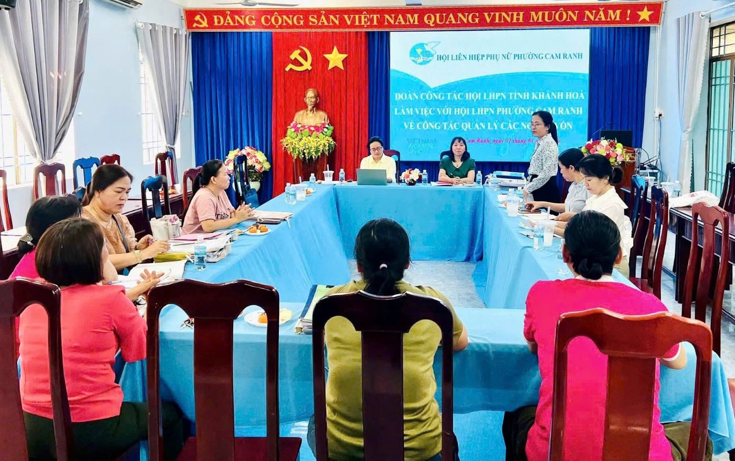 Quang cảnh buổi làm việc.