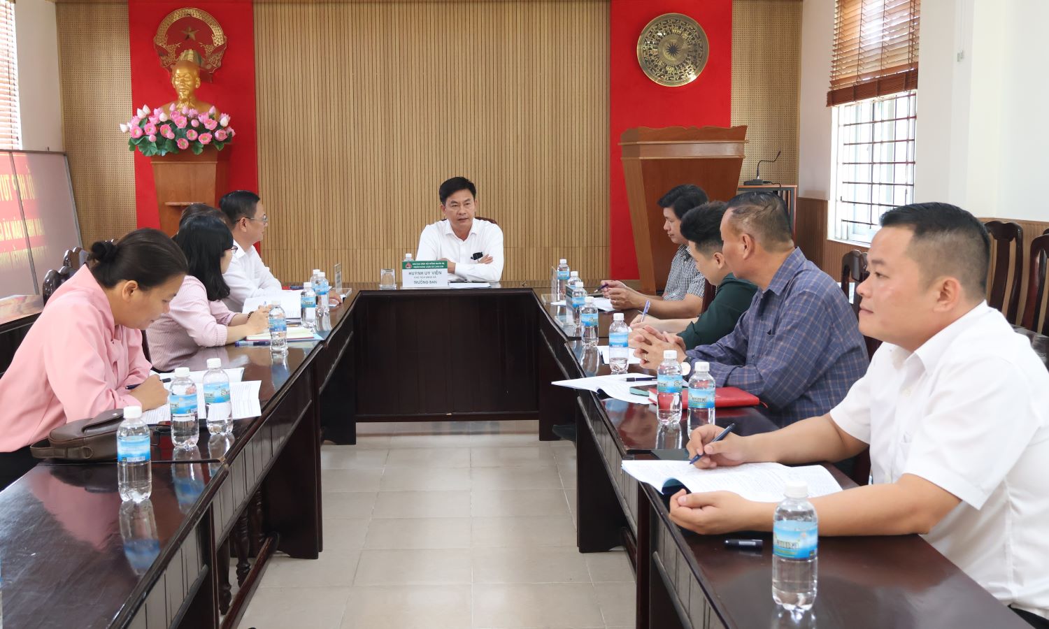 Ban đại diện Hội đồng quản trị Ngân hàng Chính sách xã hội xã Cam Lâm đánh giá kết quả hoạt động.