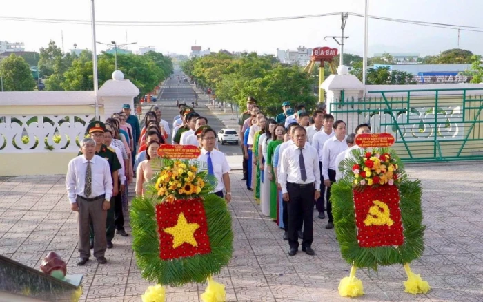 Phường Cam Ranh dâng hoa, dâng hương tưởng niệm các anh hùng liệt sĩ