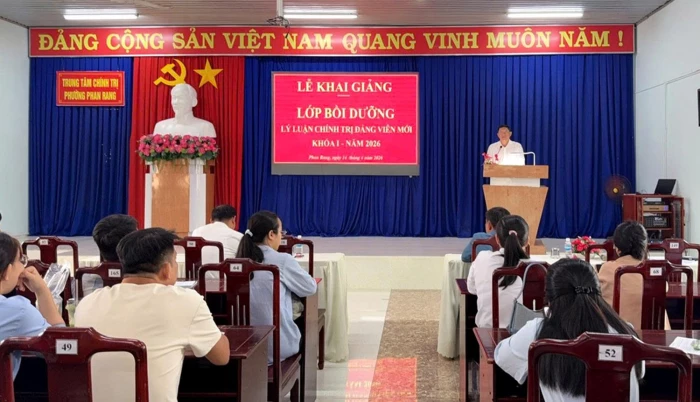 Trung tâm Chính trị phường Phan Rang bồi dưỡng lý luận chính trị cho 74 đảng viên mới