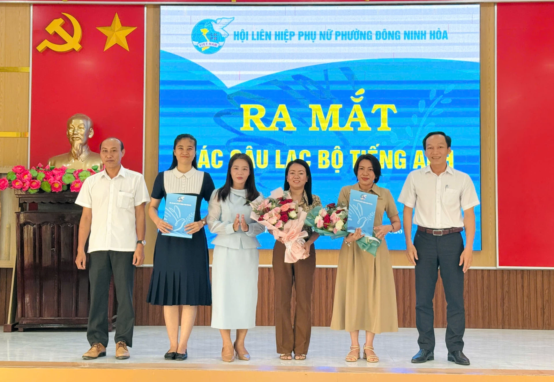 Lãnh đạo phường Đông Ninh Hòa và Hội Liên hiệp Phụ nữ phường trao quyết định thành lập cho các câu lạc bộ.