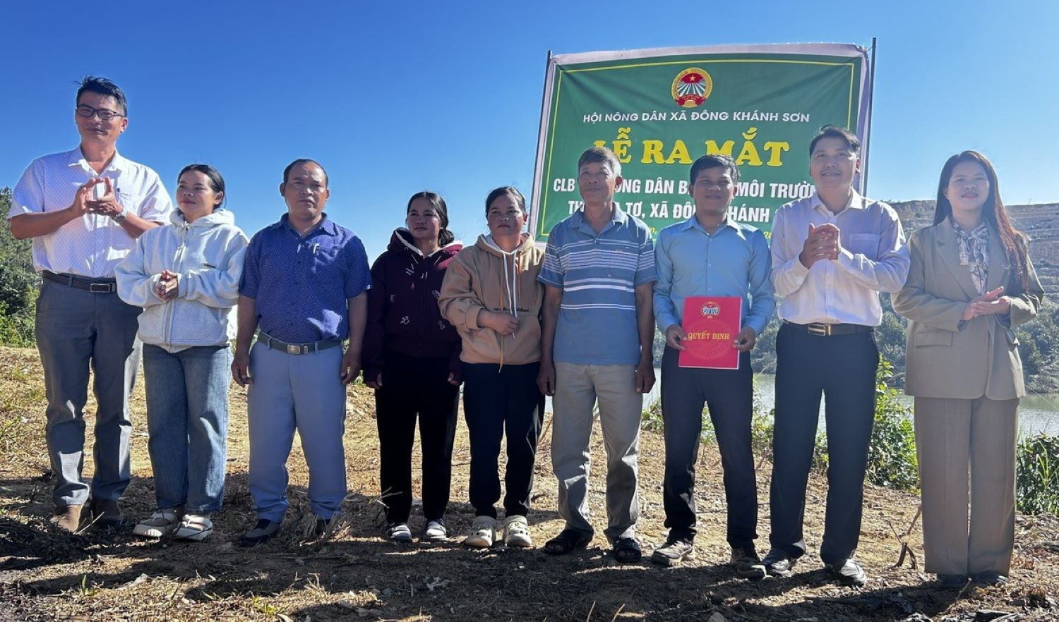 Lãnh đạo Hội Nông dân xã Đông Khánh Sơn trao quyết định thành lập Câu lạc bộ.