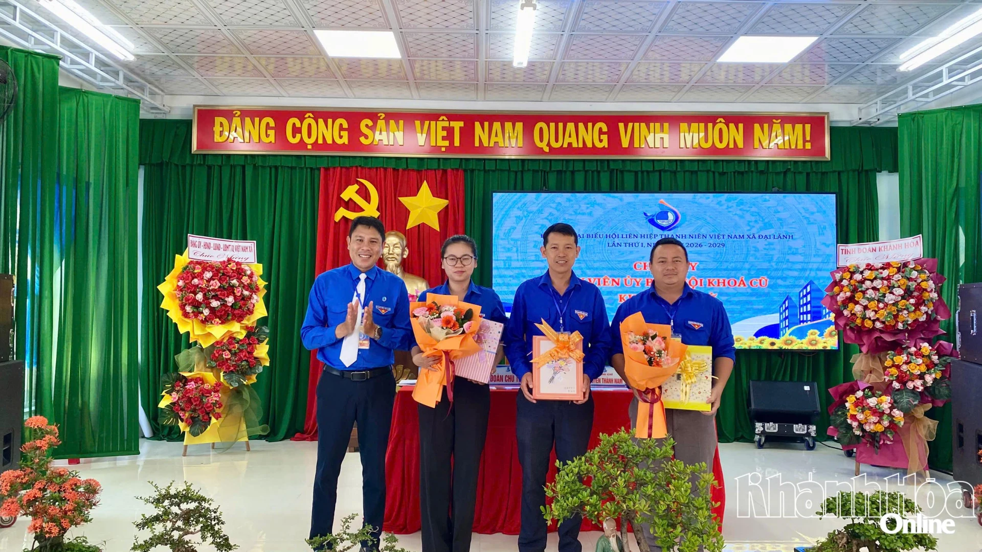 Tặng quà tri ân các đồng chí trong ủy Ban hội khóa cũ (tại các xã cũ) không tiếp tục tham gia khóa mới.
