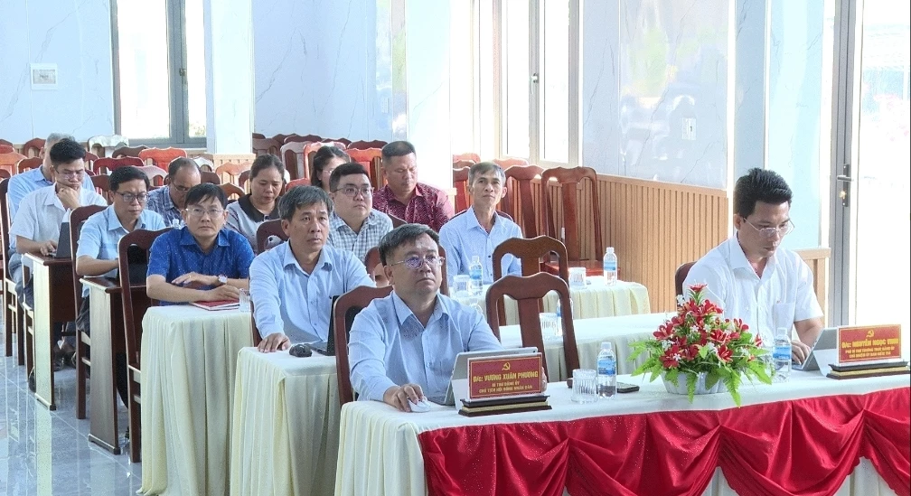 Lãnh đạo xã Nam.Cam Ranh dự hội nghị.