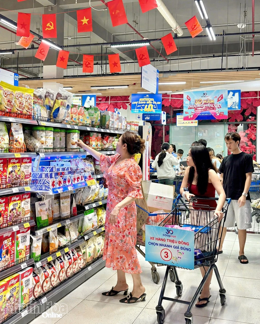 Khách hàng tham quan mua sắm tại Siêu thị Co.opmart Thanh Hà (phường Phan Rang).