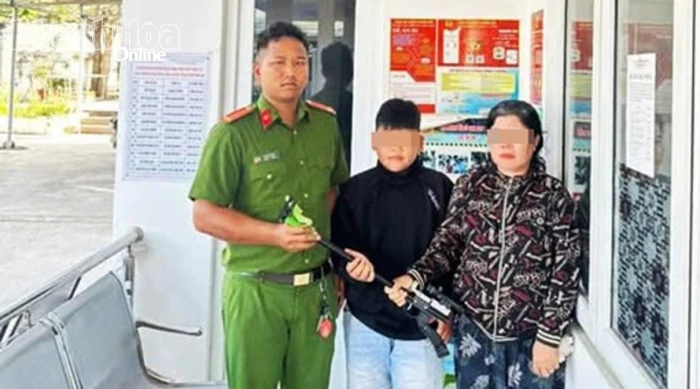 Học sinh lớp 7 giao nộp súng tự chế nhặt được