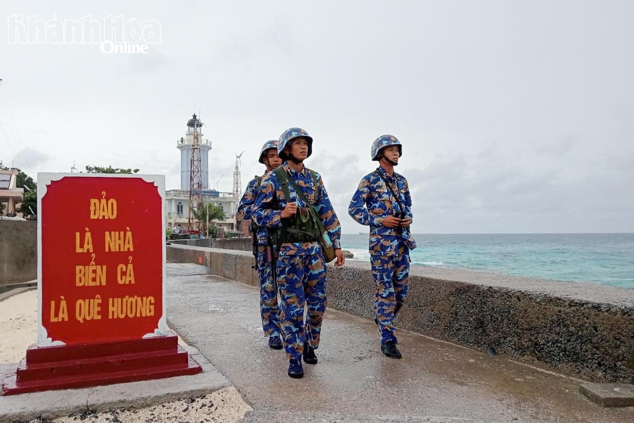 Chiến sĩ đảo An Bang tuần tra, canh gác bảo vệ chủ quyền biển, đảo của Tổ quốc.
