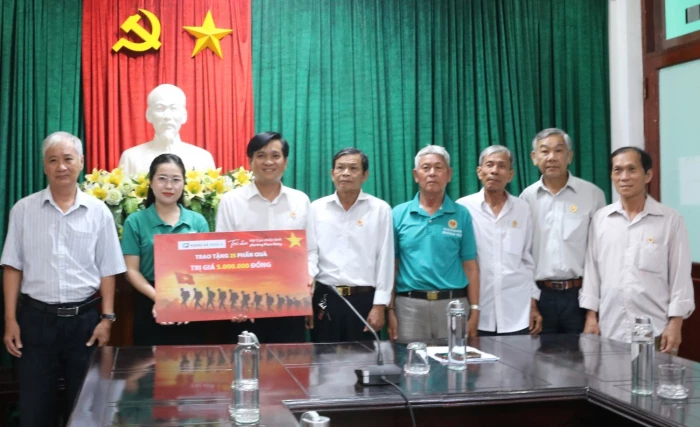 Hội Cựu chiến binh phường Phan Rang phối hợp tặng 25 suất quà cho hội viên có hoàn cảnh khó khăn