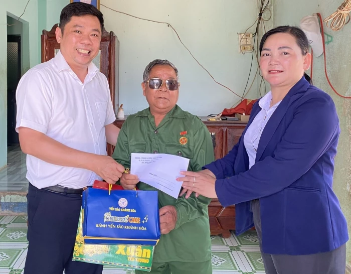 Xã Tây Khánh Sơn thăm, tặng quà người có công với cách mạng