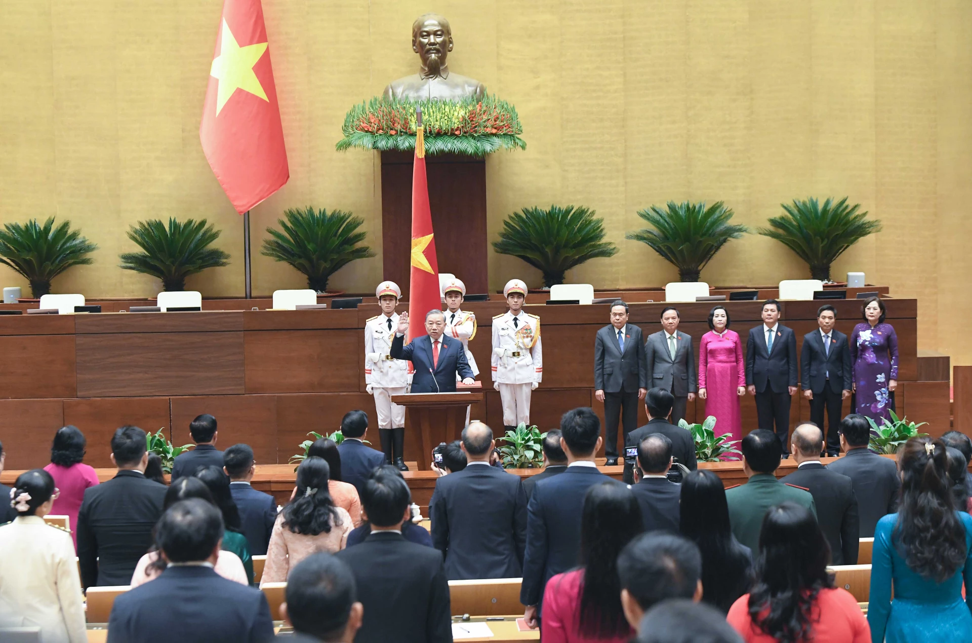 Đồng chí Tô Lâm, Tổng Bí thư Ban Chấp hành Trung ương Đảng Cộng sản Việt Nam, Chủ tịch nước Cộng hòa Xã hội chủ nghĩa Việt Nam nhiệm kỳ 2026 - 2031 thực hiện Lễ Tuyên thệ nhậm chức.