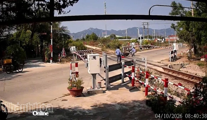 Lập biên bản xử lý người điều khiển xe máy vượt rào chắn đường sắt