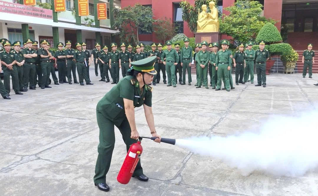 Cán bộ, chiến sĩ Ban Chỉ huy Bộ đội Biên phòng tỉnh thực hành chữa cháy tại chỗ.