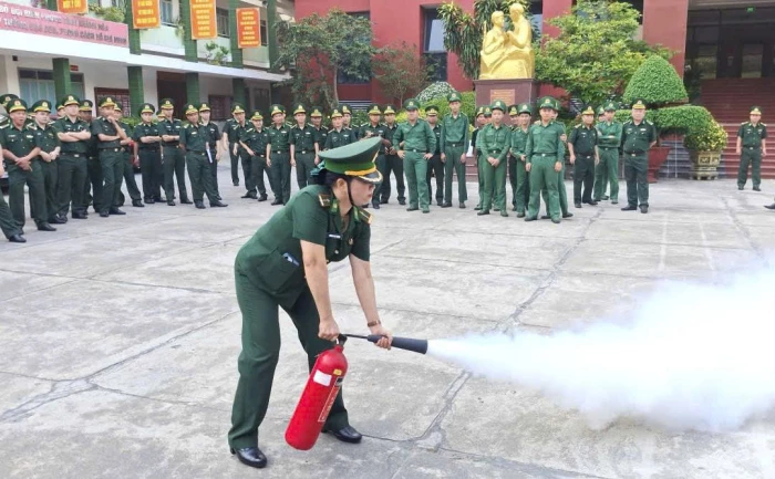 Bộ đội Biên phòng tỉnh Khánh Hòa luyện tập kỹ năng phòng cháy, chữa cháy và cứu nạn, cứu hộ